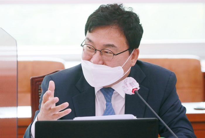 딸 안전 위해 회삿돈으로 ‘포르쉐’ 사줬다는 이상직 의원의 변명