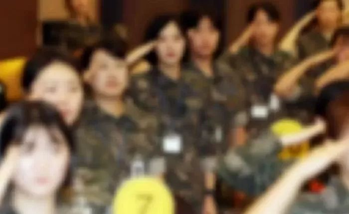 “군대 무조건 간다”던 여초 회원들이 진짜 ‘여성 징병제’ 논의 시작되자 보이고 있는 태세전환