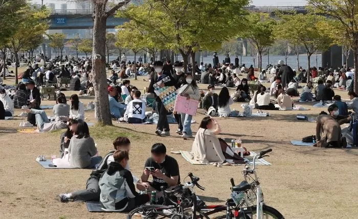 “이틀 연속 700명대”···어제(21일) 국내 코로나 확진자 735명 나왔다