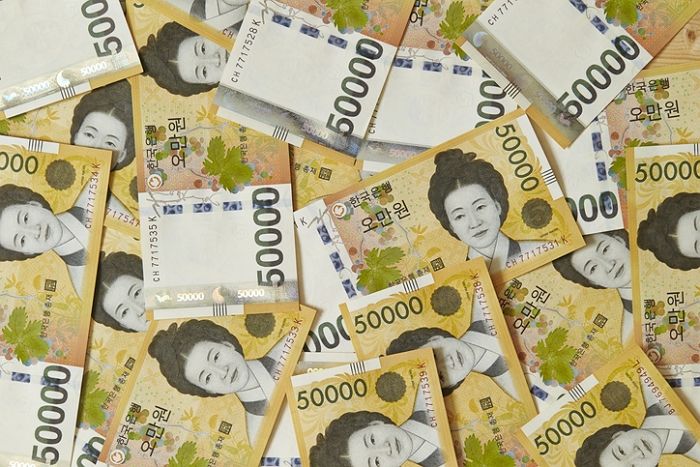 실업급여 한달에 ‘1조원’씩 나가…文정부, 고용보험료 ‘인상’ 카드 만지작