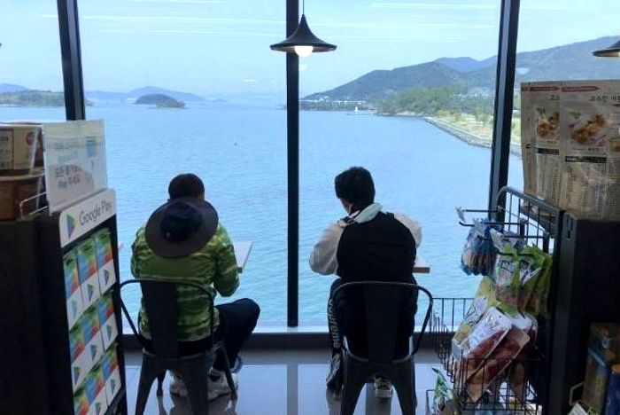컵라면 먹으며 통유리창 너머로 볼 수 있는 남해 CU 편의점 ‘바다뷰’ 클래스
