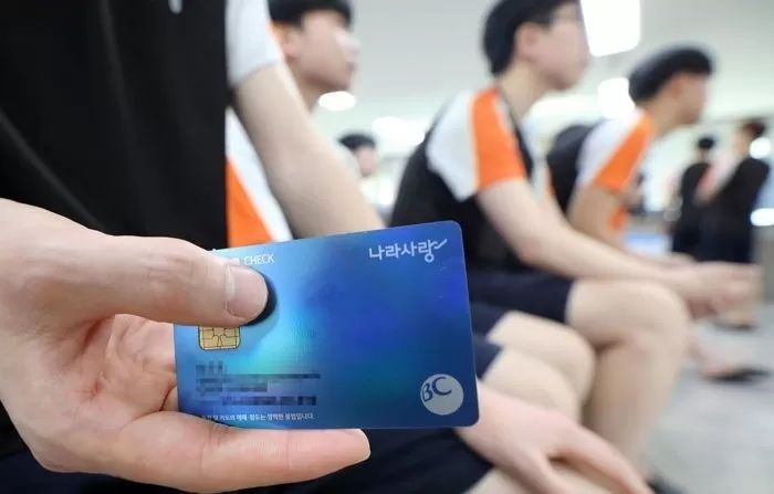 남성들만 받는 ‘나라사랑카드’ 여군한테도 발급해달라는 국민청원이 올라왔다