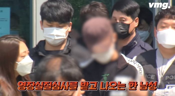 여직원 집앞 찾아가 흉기 휘두른 20대 남성, 질문하는 취재진에 다짜고짜 ‘상욕’ 날렸다 (영상)