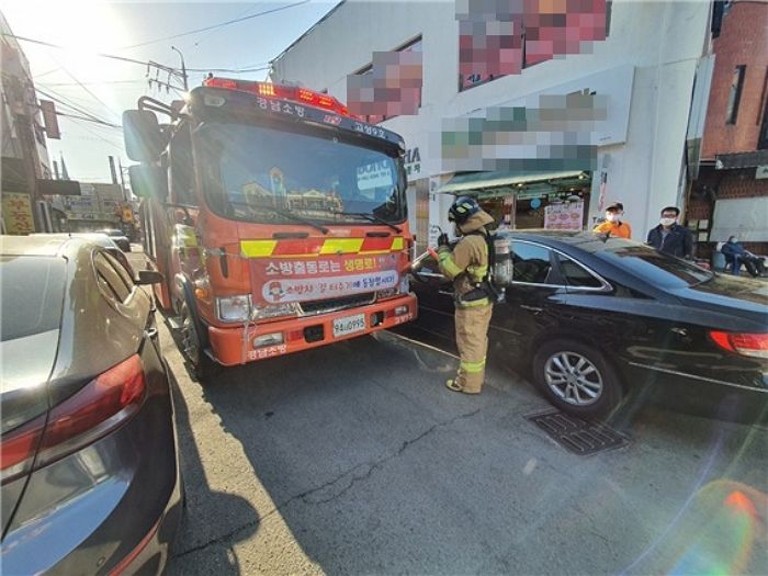 화재 출동 막는 ‘불법주정차’ 차량, 소방차가 들이받아 파손돼도 ‘보상 불가’