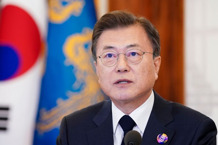 문 대통령 코로나 대응 평가 뒤집혔다···‘잘했다’ 43%, ‘못했다’ 49%