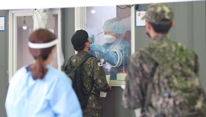 어제(23일) 코로나 확진자 785명 발생···나흘 연속 700명대↑