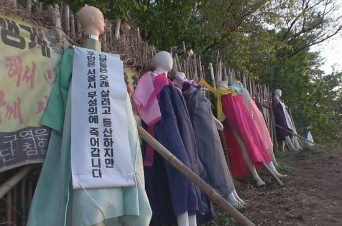 강남 대모산 등산로에 목 없는 채로 한복 차려입은 기괴한 마네킹들이 늘고 있다 (영상)