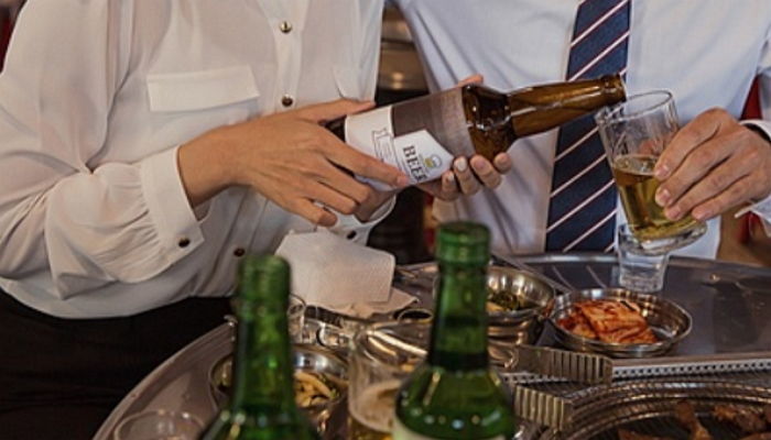 술 따라달라는 아빠 부탁 거절한 딸 사연에 “술집 떠오른다”며 분노한 여성들