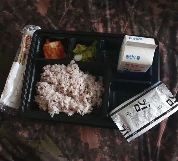 “군인 밥 vs 범죄자 밥”...사람들 분노 폭발하게 만든 군부대와 교도소 식사 비교 사진