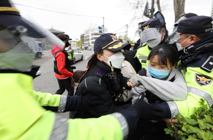 여대생 한명 제압하려 9명 달려든 어제(25일)자 한국 여경 (영상)