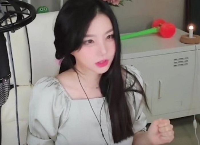 ‘여신 미모’로 남성팬 많았던 트위치 여캠 스트리머가 공개한(?) 뜻밖의 ‘쌩얼’ (영상)