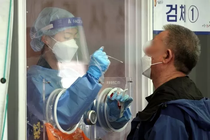 “주말 효과 나와”···어제(25일) 국내 코로나19 확진자 500명 발생