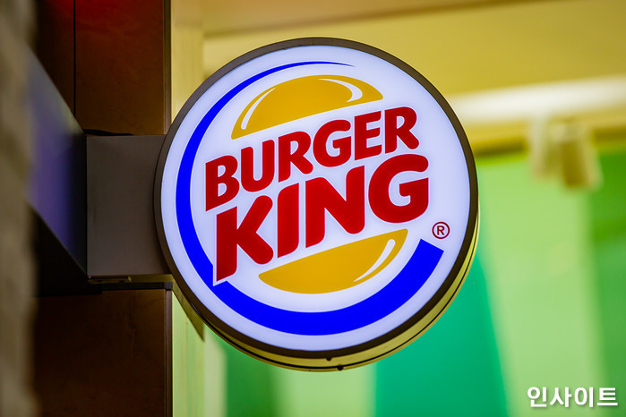 햄버거 먹고 있는 손님 바로 옆에 썩은내 나는 ‘쓰레기 봉투’ 방치한 버거킹