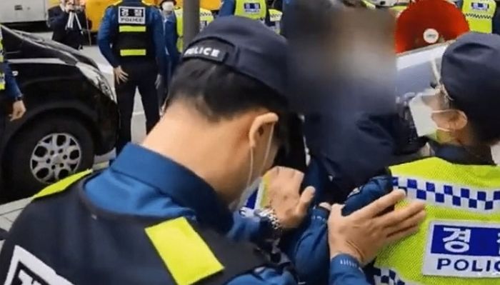 ‘성추행 논란’ 피하려고 여성 시위자에게 밀리는 여경들 등만 밀어준 남성 경찰관