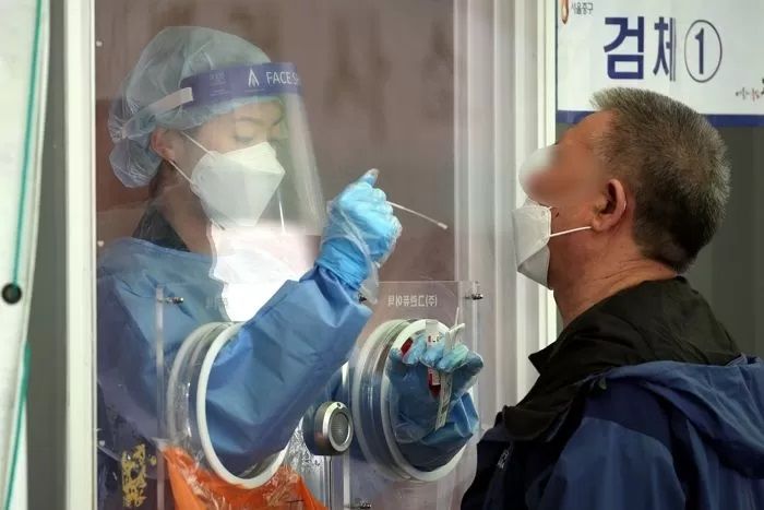 어제(26일) 코로나 확진자 512명 발생···사망자는 3명 늘어