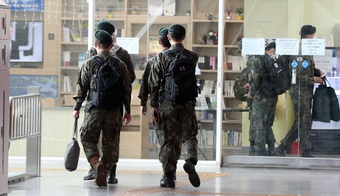 아스트라제네카 백신 접종 거부한 장병들에게 ‘사유서’ 받은 군 부대