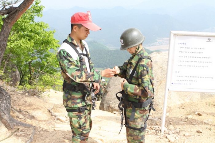 누나가 하사관으로 입대하자 남동생이 ‘전역 연기’하고 한 행동