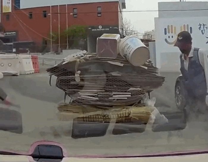 ‘폐지 리어카’ 끌던 할아버지가 접촉사고 내자 ‘피해’ 차량 차주가 보인 반응