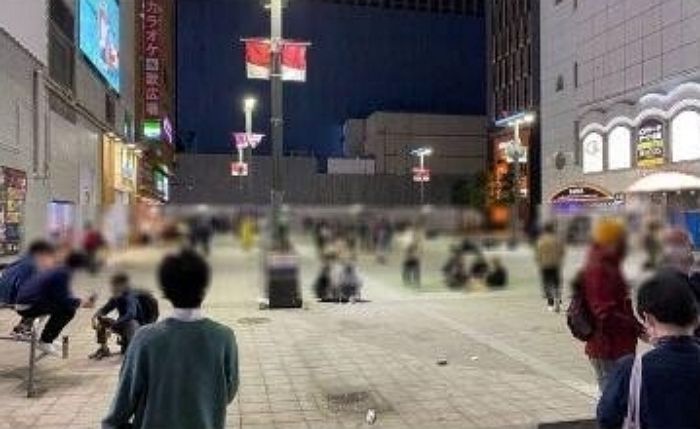 오후 8시 이후 영업 제한하자 길거리 나와 ‘노상 술판’ 벌이는 일본인들