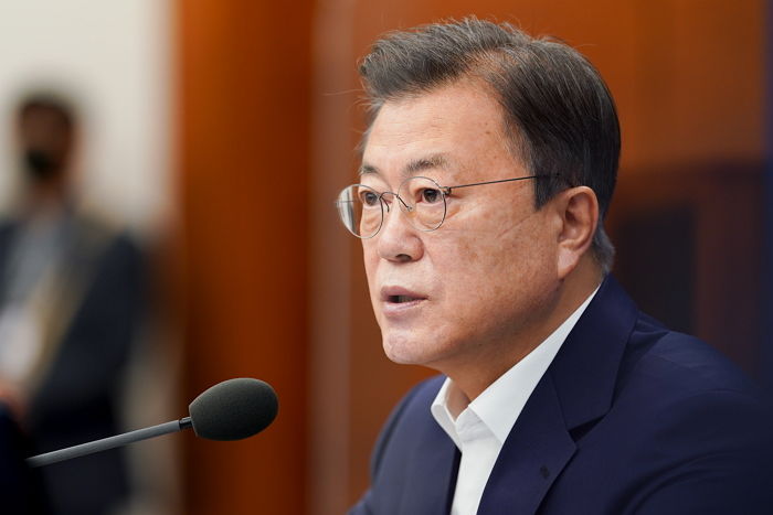 문재인 대통령 비판 전단 살포한 남성 ‘모욕죄’로 검찰 송치