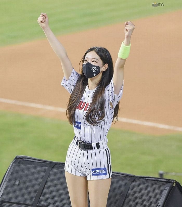 ‘마스크 쓴 여신’으로 추앙받던 01년생 LG트윈스 치어리더가 ‘노마스크’로 등장했더니 벌어진 일 (영상)