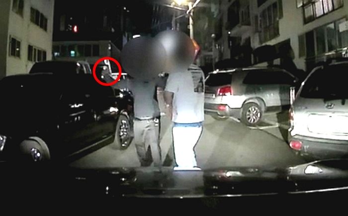 부산의 한 골목길서 운전자 폭행하고 자동차에 매달아 질질 끌고 간 중국인 (영상)