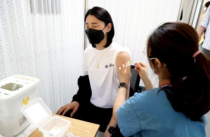 배구할 때는 ‘카리스마’ 대박인데 백신 주사는 무서워서 눈 질끈 감는 ‘식빵언니’ 김연경