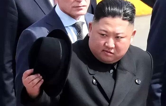 청와대 건물 모형 만들어 낙하산부대 ‘투입+타격’ 훈련하는 북한군 근황