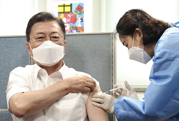 문 대통령, AZ 백신 2차 접종···1차와 같은 간호사
