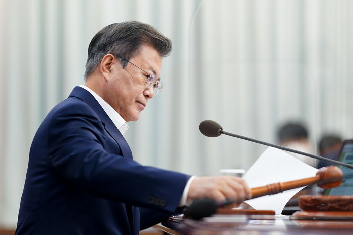 4월 마무리하며 공개된 문재인 대통령에 대한 성별·연령별 지지율