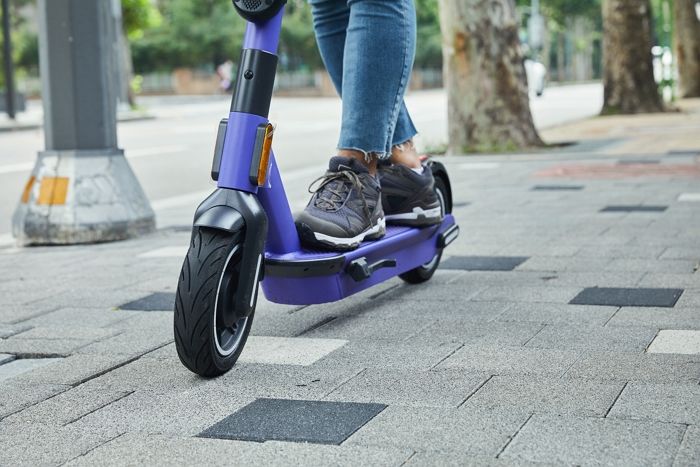 전동킥보드 운전 중 ‘여친’만 떨군 남친이 보인 재빠른 판단력 (영상)