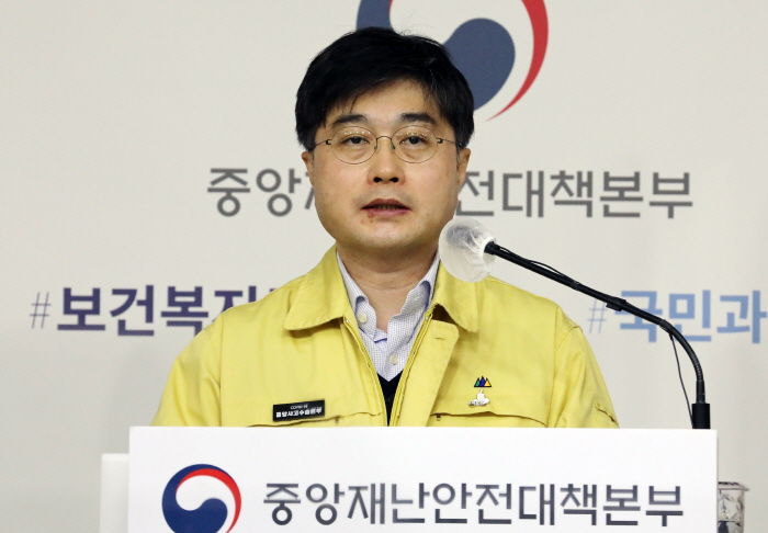 6월까지 하루 확진자 1000명 이하면 ‘8명’까지 모임 가질 수 있다