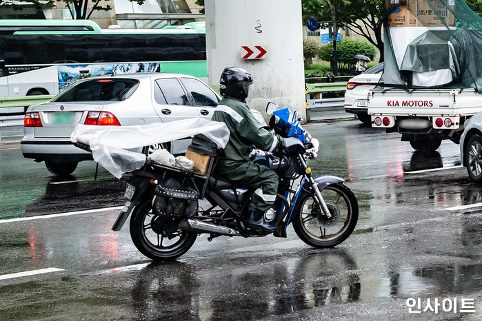 인형으로 ‘번호판’ 가려 과속·신호위반 단속 피하는 배달 기사들