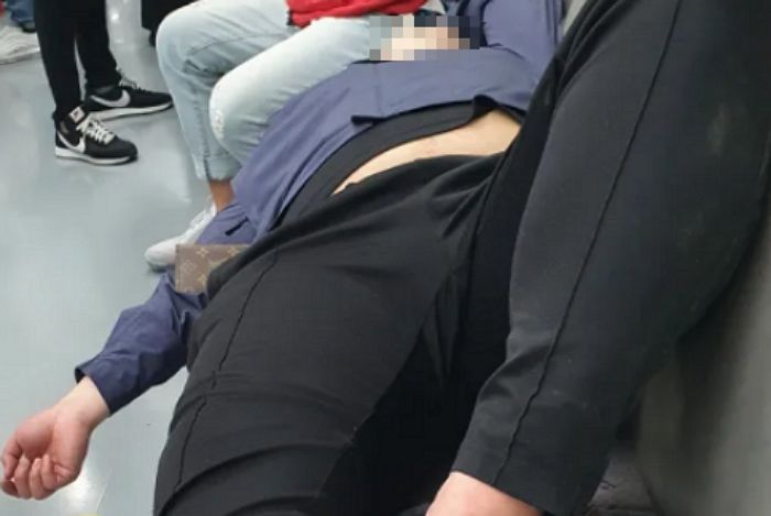 지하철 좌석 4개 독차지하더니 ‘노마스크’로 꿀잠 잔 5호선 민폐 빌런
