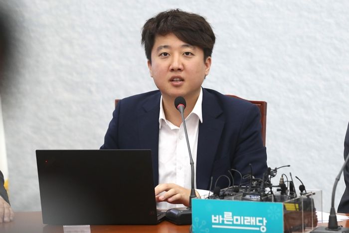 진중권·이준석, 오늘 밤 ‘페미니즘’ 놓고 ‘끝장 토론’ 펼친다