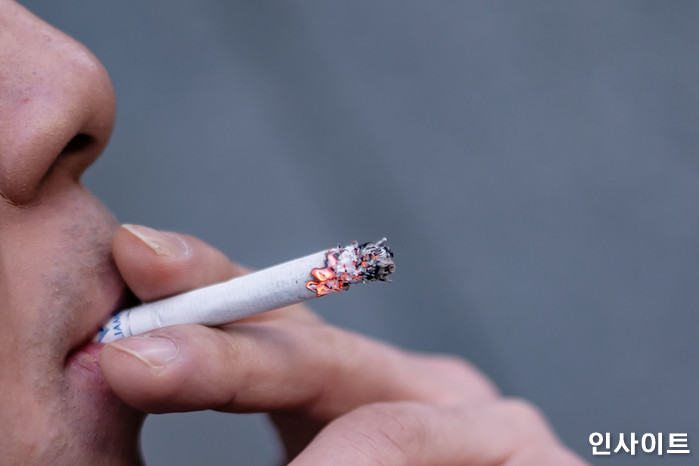 담배 한 번 필 때마다 15분씩 야근 시키는 회사 “너무하다 vs 공평하다”