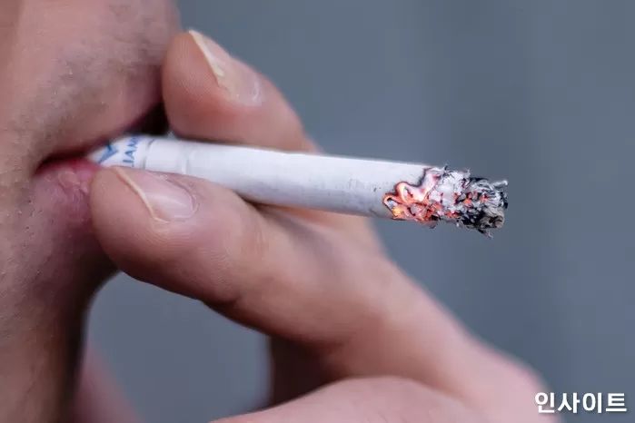 담배 피우는 20·30 남자들이 ‘불매’ 선언해 역대급 타격 예상되는 GS25 상황