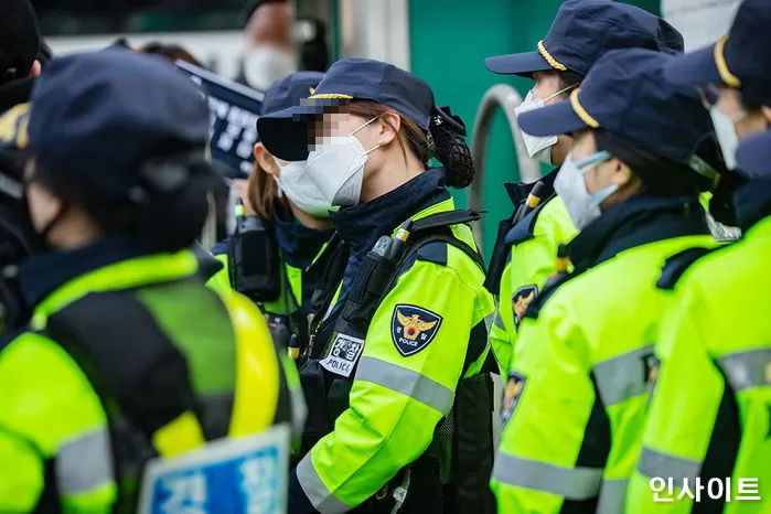 AZ백신 접종한 여경, 사흘 만에 의식 잃고 쓰러져 뇌출혈 수술받았다