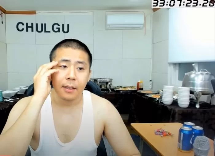 초등교사가 철구+보겸 유튜브 구독자라며 교육청에 민원 넣자는 여초 커뮤 회원들