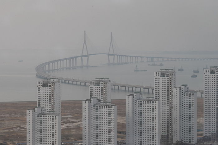 “바람 쐬고 싶다”···인천대교 달리는 차량서 내린 뒤 바다로 뛰어든 아내