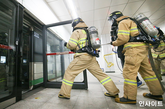 윗몸일으키키 42개 하면 男 ‘빵점’, 女 ‘만점’···소방관 체력 검정 기준 논란