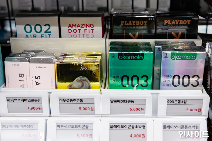 ‘사회적 거리두기’로 안 팔리던 콘돔, 올해 들어 판매량 떡상했다