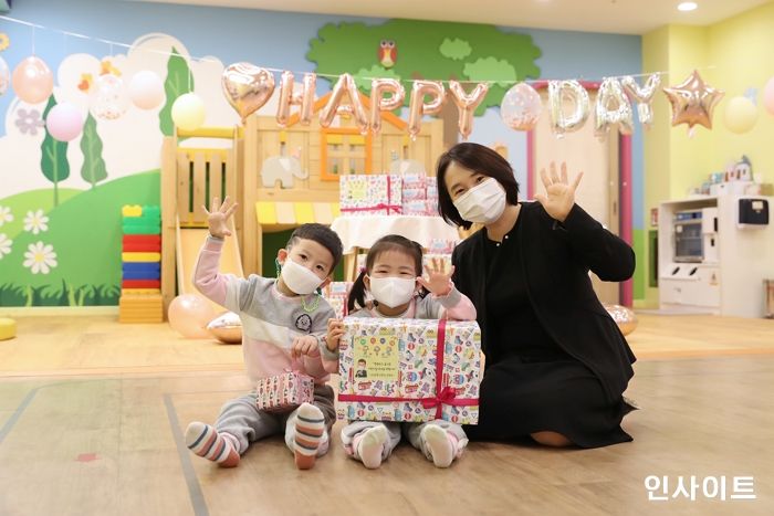 우리은행, 어린이날 맞아 직장어린이집에 선물 전달