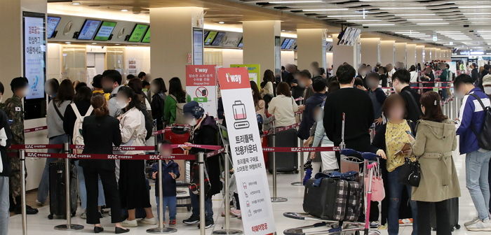 어린이날 연휴 동안 제주도 가려다 ‘폭우’ 때문에 김포공항에 발 묶인 여행객들