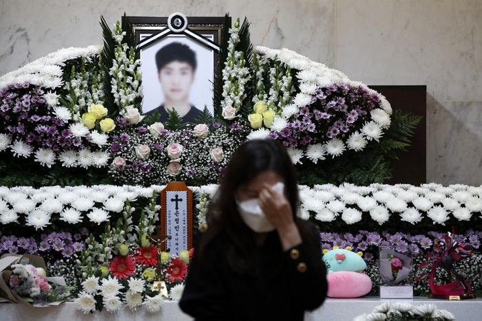 부검 끝난 아들 차마 못 떠나보내고 뺨 비빈 ‘한강 사망’ 대학생 아버지