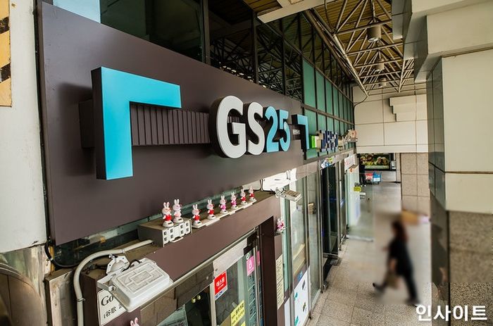 GS25 ‘메갈 논란’에도 남성 고객들이 ‘돈쭐’ 내러 가고 있는 편의점의 정체