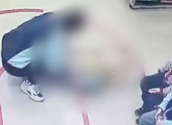 3살 아이가 집중 안 하자 의자로 짓누르고 꼬집은 유치원 교사 (CCTV 영상)