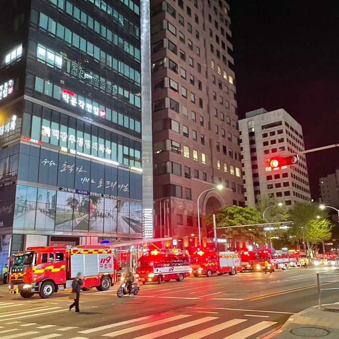 어제(5일) 밤 11시 떡볶이 노점상 불나 아수라장 된 강남역 4번 출구 상황 (영상)