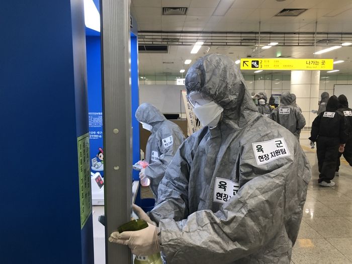 쉬는날 확진자 나온 ‘교회 방역’에 투입된 병사들에게 ‘마스크·비닐장갑’ 준 군 부대