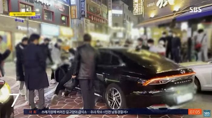 만취 그랜저 운전자가 사람 치고 ‘뺑소니’하려 하자 도망 못 가게 둘러싼 시민들 (영상)